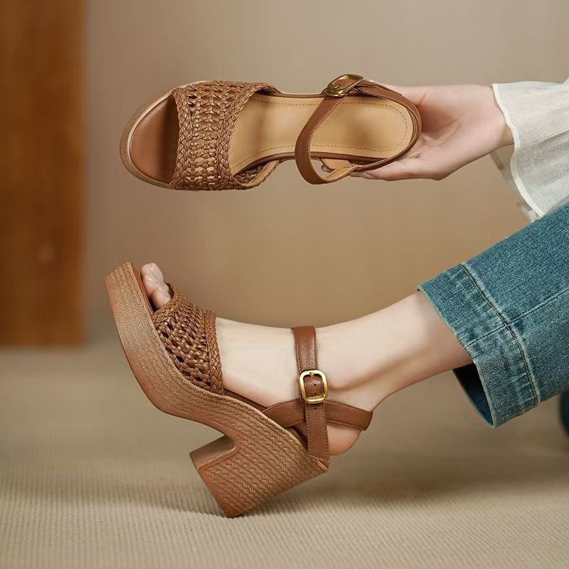Women'S Accessories Trends 2025 - Zarif kadın Örgülü Yüksek Topuklu Sandalet